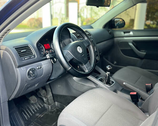 Синий Фольксваген Гольф, объемом двигателя 1.6 л и пробегом 272 тыс. км за 5600 $, фото 7 на Automoto.ua