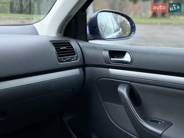 Синий Фольксваген Гольф, объемом двигателя 1.6 л и пробегом 318 тыс. км за 5150 $, фото 72 на Automoto.ua