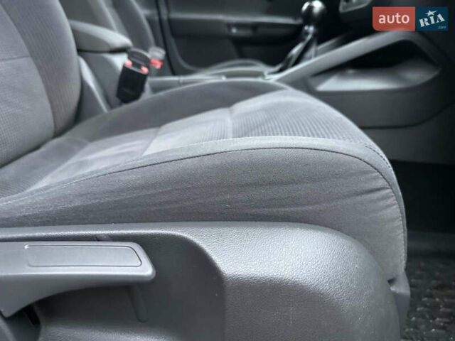 Синий Фольксваген Гольф, объемом двигателя 1.6 л и пробегом 318 тыс. км за 5150 $, фото 75 на Automoto.ua