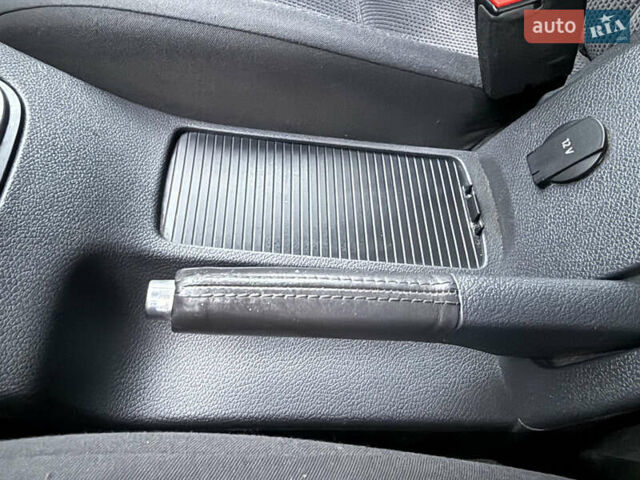 Синий Фольксваген Гольф, объемом двигателя 1.6 л и пробегом 318 тыс. км за 5150 $, фото 47 на Automoto.ua