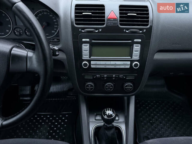 Синий Фольксваген Гольф, объемом двигателя 1.6 л и пробегом 318 тыс. км за 5150 $, фото 36 на Automoto.ua