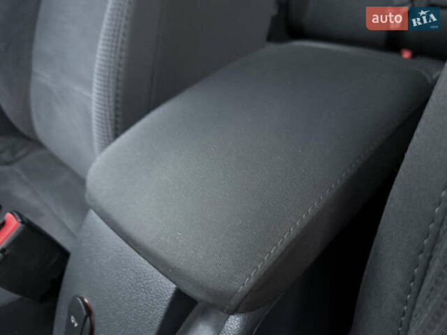 Синий Фольксваген Гольф, объемом двигателя 1.6 л и пробегом 318 тыс. км за 5150 $, фото 46 на Automoto.ua