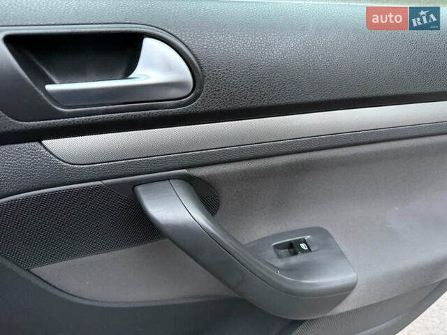 Синий Фольксваген Гольф, объемом двигателя 1.6 л и пробегом 318 тыс. км за 5150 $, фото 74 на Automoto.ua