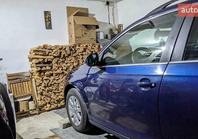 Синий Фольксваген Гольф, объемом двигателя 1.6 л и пробегом 300 тыс. км за 6000 $, фото 3 на Automoto.ua