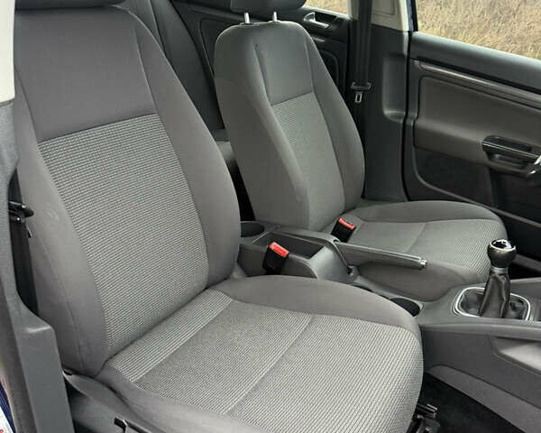 Синий Фольксваген Гольф, объемом двигателя 1.6 л и пробегом 229 тыс. км за 6350 $, фото 22 на Automoto.ua