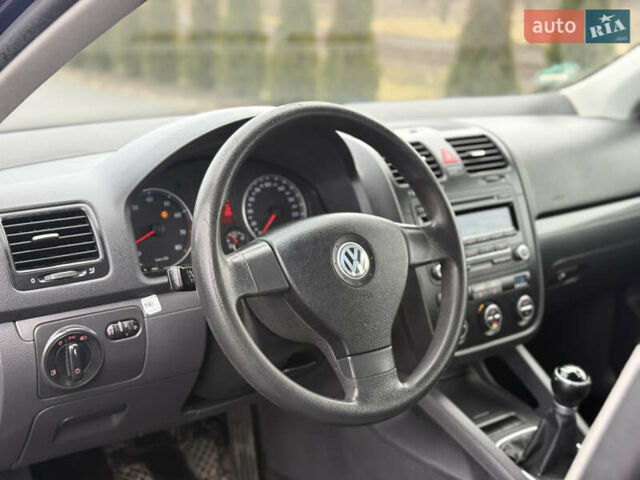 Синий Фольксваген Гольф, объемом двигателя 1.6 л и пробегом 229 тыс. км за 6350 $, фото 24 на Automoto.ua