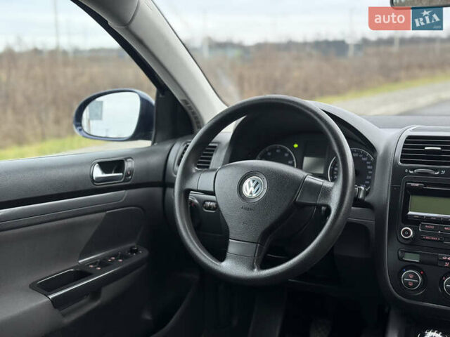 Синий Фольксваген Гольф, объемом двигателя 1.6 л и пробегом 229 тыс. км за 6350 $, фото 19 на Automoto.ua