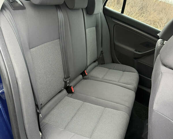 Синий Фольксваген Гольф, объемом двигателя 1.6 л и пробегом 229 тыс. км за 6350 $, фото 28 на Automoto.ua