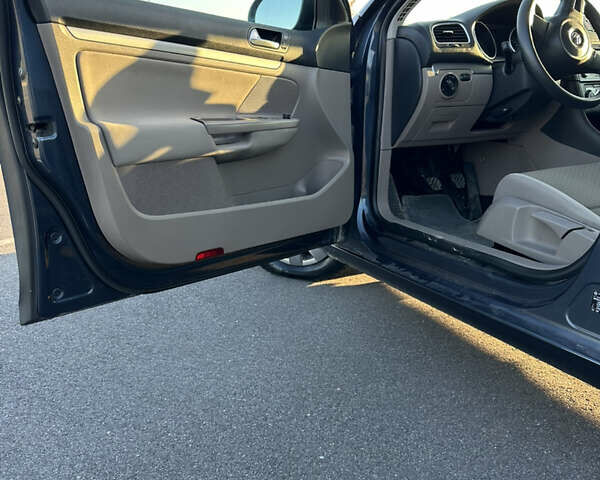 Синий Фольксваген Гольф, объемом двигателя 1.6 л и пробегом 243 тыс. км за 7599 $, фото 26 на Automoto.ua