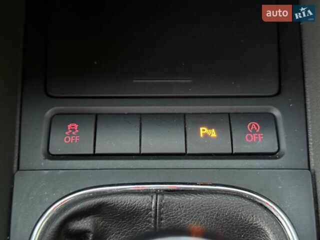 Синий Фольксваген Гольф, объемом двигателя 1.6 л и пробегом 289 тыс. км за 7400 $, фото 38 на Automoto.ua