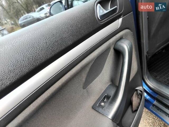 Синий Фольксваген Гольф, объемом двигателя 1.6 л и пробегом 292 тыс. км за 5990 $, фото 41 на Automoto.ua