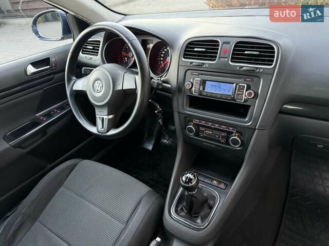 Синий Фольксваген Гольф, объемом двигателя 1.6 л и пробегом 289 тыс. км за 7400 $, фото 62 на Automoto.ua
