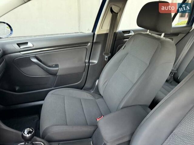 Синий Фольксваген Гольф, объемом двигателя 1.6 л и пробегом 289 тыс. км за 7400 $, фото 41 на Automoto.ua