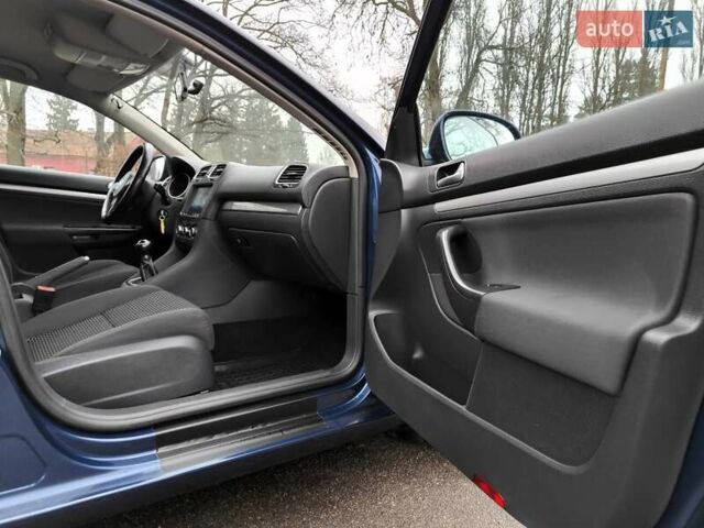 Синий Фольксваген Гольф, объемом двигателя 1.6 л и пробегом 292 тыс. км за 5990 $, фото 46 на Automoto.ua