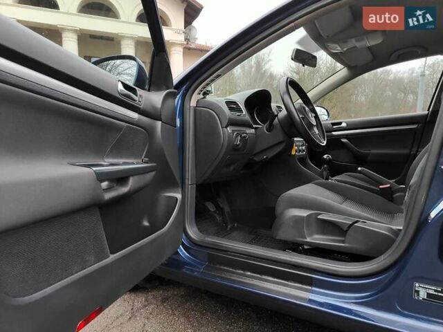 Синий Фольксваген Гольф, объемом двигателя 1.6 л и пробегом 292 тыс. км за 5990 $, фото 32 на Automoto.ua