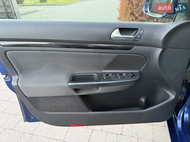 Синий Фольксваген Гольф, объемом двигателя 1.6 л и пробегом 289 тыс. км за 7400 $, фото 26 на Automoto.ua