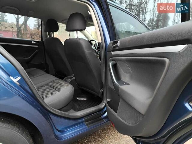 Синий Фольксваген Гольф, объемом двигателя 1.6 л и пробегом 292 тыс. км за 5990 $, фото 54 на Automoto.ua