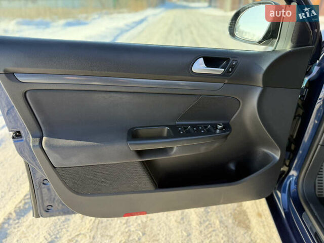 Синий Фольксваген Гольф, объемом двигателя 1.6 л и пробегом 207 тыс. км за 8800 $, фото 24 на Automoto.ua