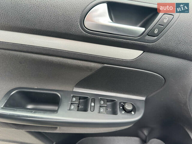 Синій Фольксваген Гольф, об'ємом двигуна 1.97 л та пробігом 264 тис. км за 9299 $, фото 30 на Automoto.ua