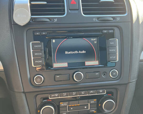 Синий Фольксваген Гольф, объемом двигателя 1.6 л и пробегом 225 тыс. км за 8800 $, фото 13 на Automoto.ua