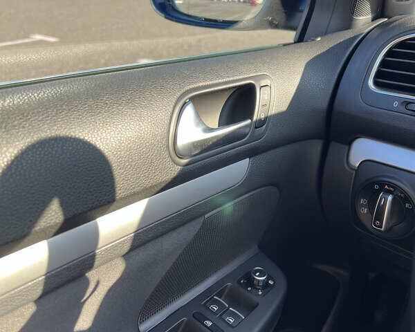 Синий Фольксваген Гольф, объемом двигателя 1.6 л и пробегом 225 тыс. км за 8800 $, фото 15 на Automoto.ua