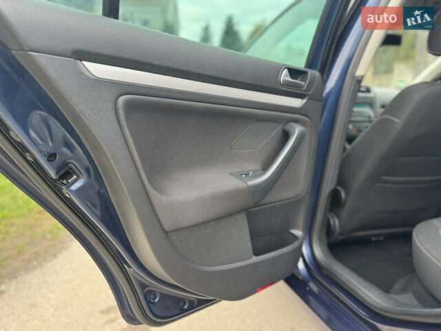 Синий Фольксваген Гольф, объемом двигателя 1.6 л и пробегом 235 тыс. км за 7950 $, фото 27 на Automoto.ua