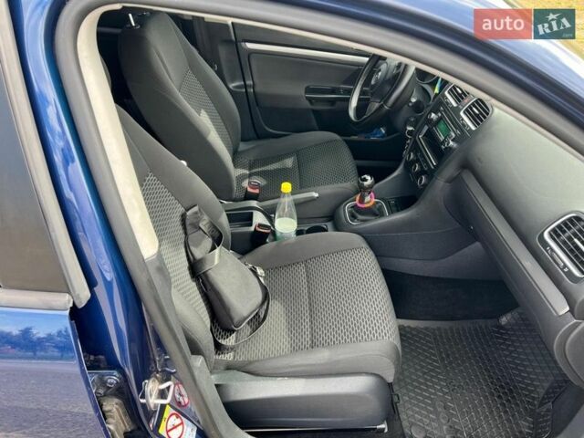 Синий Фольксваген Гольф, объемом двигателя 1.6 л и пробегом 277 тыс. км за 7700 $, фото 16 на Automoto.ua