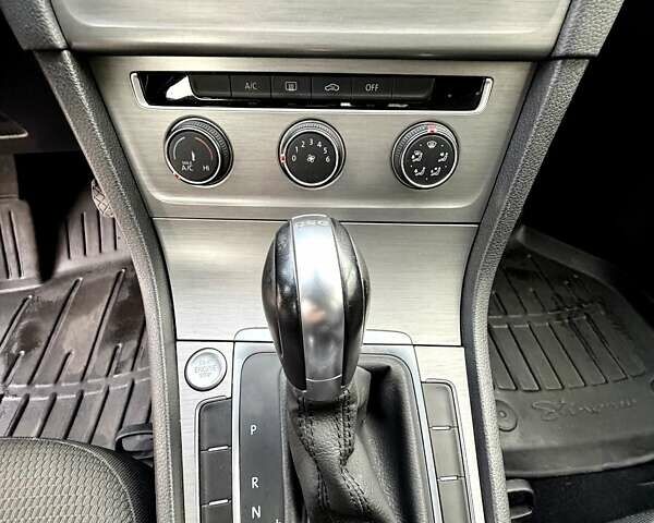 Синий Фольксваген Гольф, объемом двигателя 2 л и пробегом 60 тыс. км за 14000 $, фото 14 на Automoto.ua