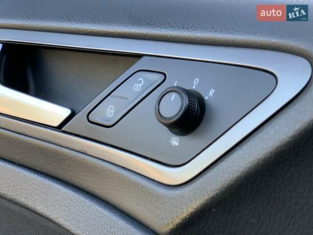 Синій Фольксваген Гольф, об'ємом двигуна 1.6 л та пробігом 365 тис. км за 9750 $, фото 25 на Automoto.ua