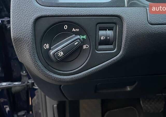 Синий Фольксваген Гольф, объемом двигателя 1.6 л и пробегом 239 тыс. км за 12990 $, фото 13 на Automoto.ua