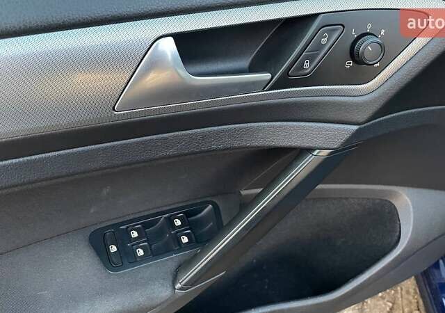 Синий Фольксваген Гольф, объемом двигателя 1.6 л и пробегом 239 тыс. км за 12990 $, фото 12 на Automoto.ua