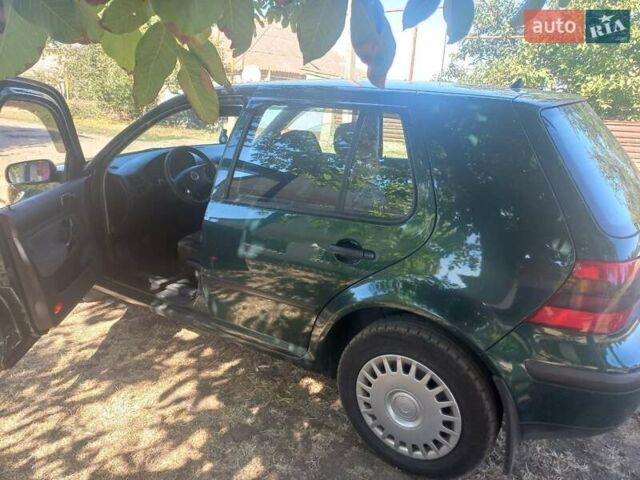 Зеленый Фольксваген Гольф, объемом двигателя 1.6 л и пробегом 300 тыс. км за 4099 $, фото 1 на Automoto.ua