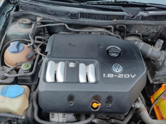 Зеленый Фольксваген Гольф, объемом двигателя 1.8 л и пробегом 230 тыс. км за 3800 $, фото 2 на Automoto.ua