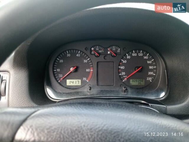 Зеленый Фольксваген Гольф, объемом двигателя 1.4 л и пробегом 309 тыс. км за 4200 $, фото 6 на Automoto.ua