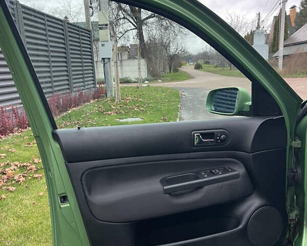 Зеленый Фольксваген Гольф, объемом двигателя 1.6 л и пробегом 210 тыс. км за 4200 $, фото 11 на Automoto.ua