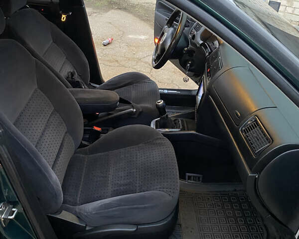 Зеленый Фольксваген Гольф, объемом двигателя 1.6 л и пробегом 296 тыс. км за 4650 $, фото 8 на Automoto.ua