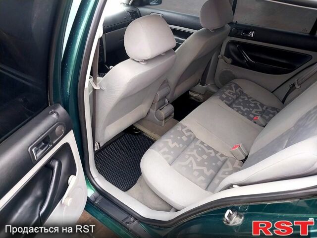 Зеленый Фольксваген Гольф, объемом двигателя 1.6 л и пробегом 200 тыс. км за 3700 $, фото 11 на Automoto.ua