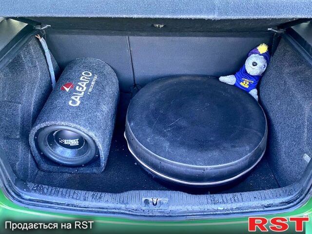 Зеленый Фольксваген Гольф, объемом двигателя 1.6 л и пробегом 308 тыс. км за 3900 $, фото 8 на Automoto.ua