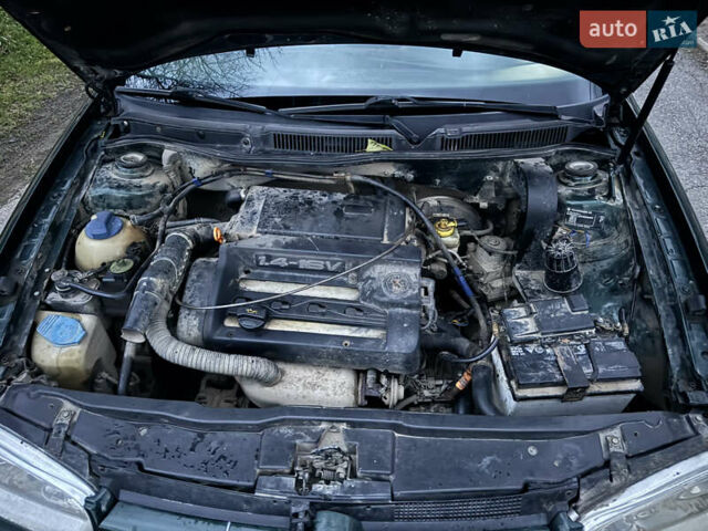 Зеленый Фольксваген Гольф, объемом двигателя 1.4 л и пробегом 366 тыс. км за 2850 $, фото 33 на Automoto.ua