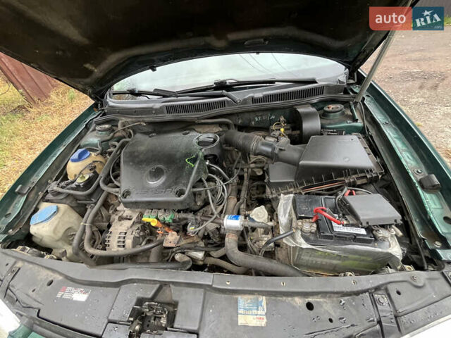 Зеленый Фольксваген Гольф, объемом двигателя 1.6 л и пробегом 292 тыс. км за 3900 $, фото 12 на Automoto.ua