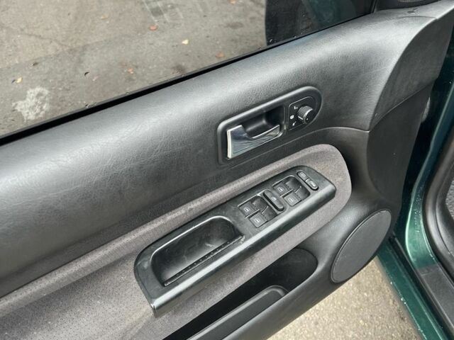 Зелений Фольксваген Гольф, об'ємом двигуна 1.6 л та пробігом 302 тис. км за 3800 $, фото 14 на Automoto.ua