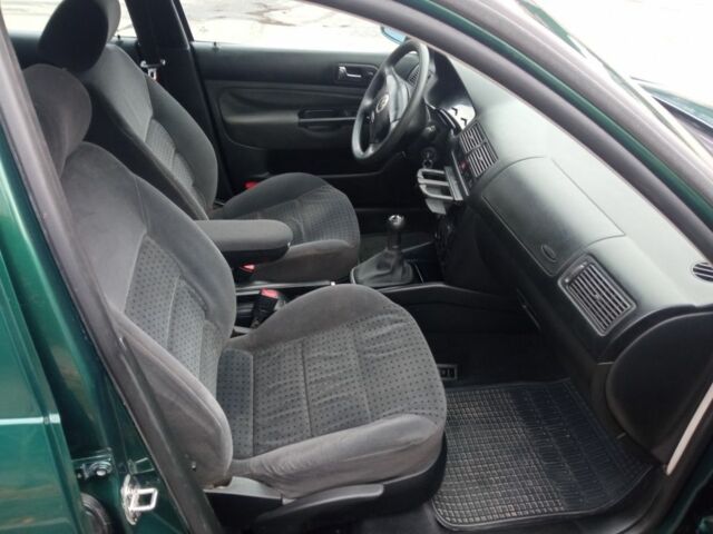 Зелений Фольксваген Гольф, об'ємом двигуна 1.6 л та пробігом 400 тис. км за 3450 $, фото 4 на Automoto.ua