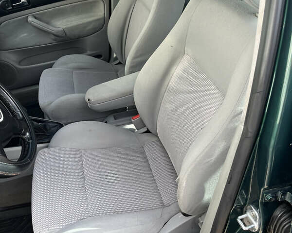 Зеленый Фольксваген Гольф, объемом двигателя 1.6 л и пробегом 198 тыс. км за 2999 $, фото 4 на Automoto.ua