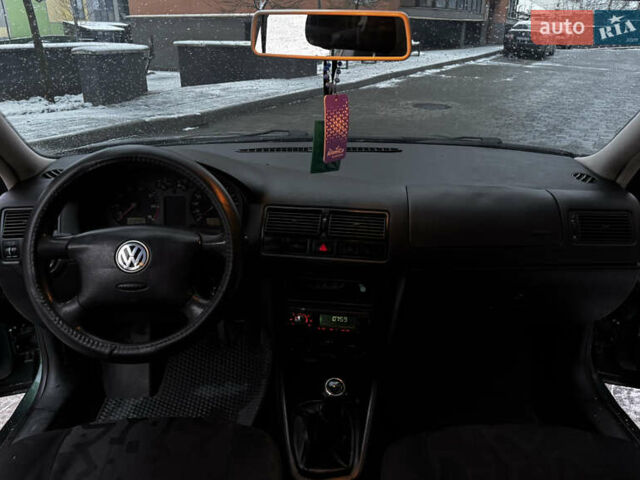 Зеленый Фольксваген Гольф, объемом двигателя 1.39 л и пробегом 300 тыс. км за 2950 $, фото 22 на Automoto.ua