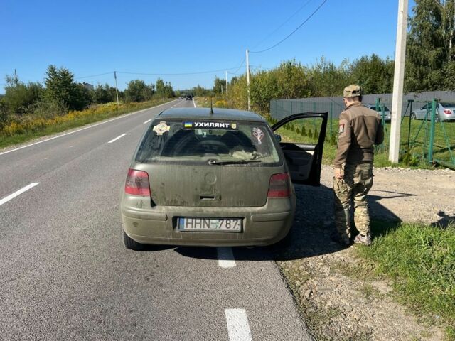 Зеленый Фольксваген Гольф, объемом двигателя 1.9 л и пробегом 370 тыс. км за 2396 $, фото 4 на Automoto.ua