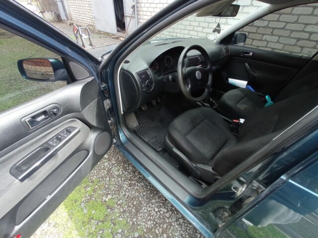 Зелений Фольксваген Гольф, об'ємом двигуна 1 л та пробігом 270 тис. км за 4000 $, фото 5 на Automoto.ua