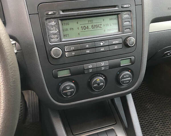 Зеленый Фольксваген Гольф, объемом двигателя 1.6 л и пробегом 205 тыс. км за 5300 $, фото 2 на Automoto.ua