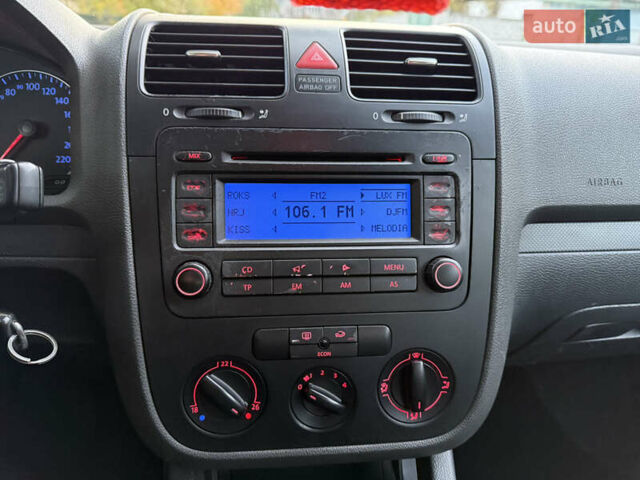 Зеленый Фольксваген Гольф, объемом двигателя 1.4 л и пробегом 274 тыс. км за 4700 $, фото 27 на Automoto.ua