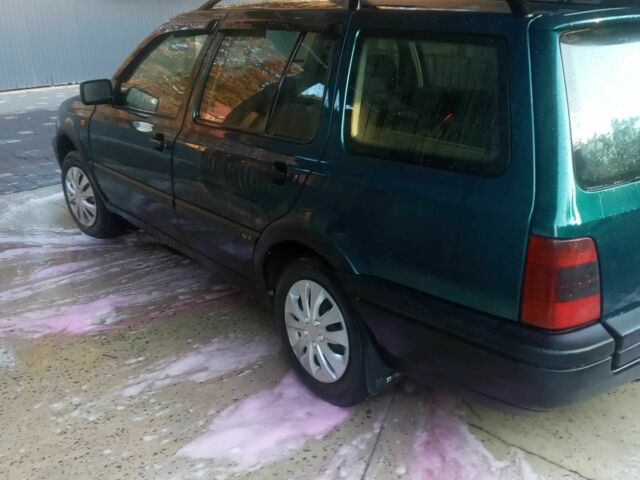 Зеленый Фольксваген Гольф, объемом двигателя 1.9 л и пробегом 300 тыс. км за 2000 $, фото 1 на Automoto.ua