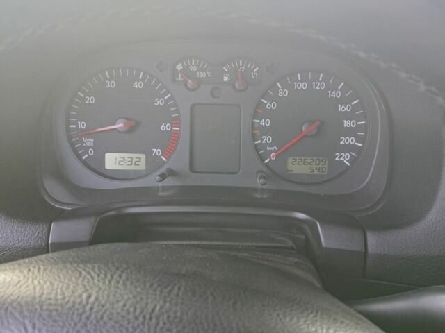 Зеленый Фольксваген Гольф, объемом двигателя 1.4 л и пробегом 226 тыс. км за 2500 $, фото 5 на Automoto.ua